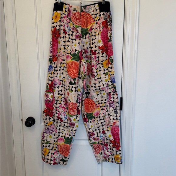 FREE PEOPLE MOVEMENT MESMERIZE ME FLORAL CARGO PANTS MEDIUM - Picture 4 of 13